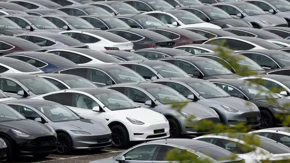 FILE PHOTO: Tesla electric vehicles are pictured at one of the company's delivery centers in Valenton, near Paris, France, April 24, 2025. REUTERS/Benoit Tessier/File Photo