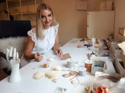 Domačinka iz Kamnika, ki iz ostankov plastike ustvarja umetnine