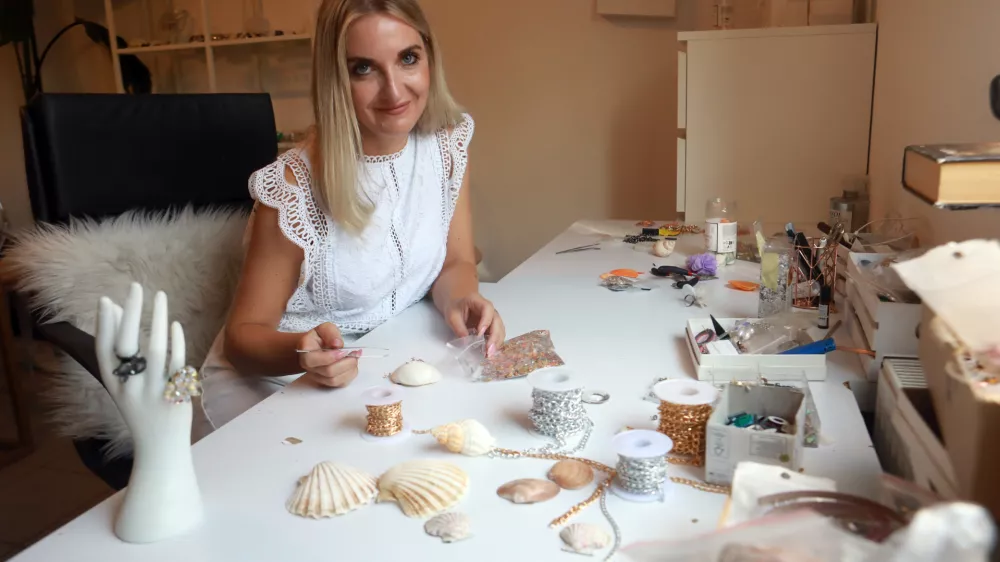 Domačinka iz Kamnika, ki iz ostankov plastike ustvarja umetnine