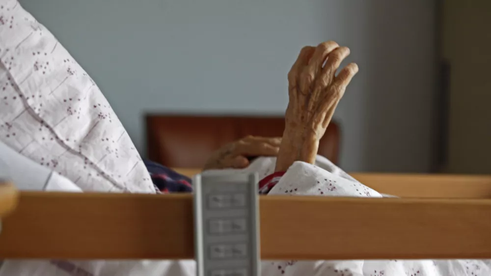 Poslanci pritrdili pravici neozdravljivo bolnih, ki trpijo neznosne bolečine. Kaj sledi?