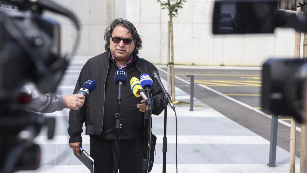 Jožek Horvat Muc- 19.09.2024 - V Kulturnem domu v &Scaron;kocjanu je bila seja Medresorske vladne komisije za urejanje položaja Romov, medtem bo pred kulturnim domom tudi protestni shod//FOTO: Jaka Gasar