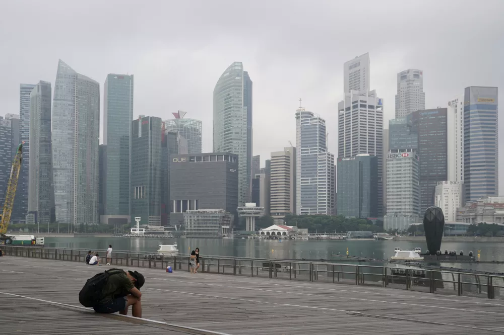FILE - A man takes a nap as the central business district is shrouded by haze in Singapore, on Sept. 23, 2019. Singapore executed a man Wednesday, July 26, 2023, for drug trafficking and is set to hang a woman Friday &mdash; the first in 19 years &mdash; prompting renewed calls for a halt to capital punishment. (AP Photo/Vincent Thian, File) / Foto: Vincent Thian