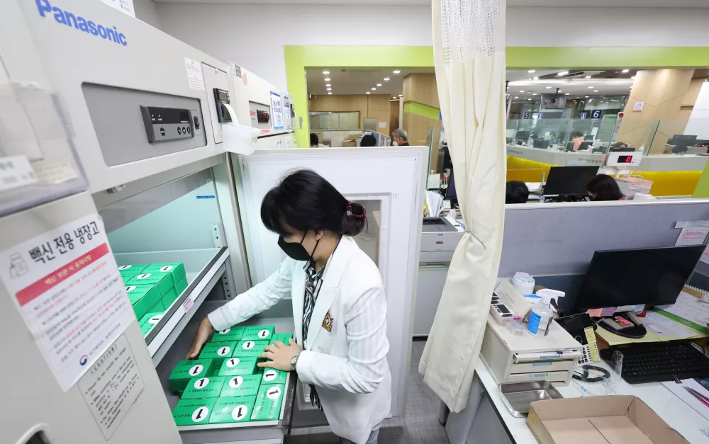 05 September 2022, South Korea, Incheon: A medical worker checks boxes containing vials of SKYCovione, South Korea's first homegrown COVID-19 vaccine developed by SK Bioscience Co., at a public health centre in Incheon, 40 kilometres west of Seoul, as South Korea began offering shots of the vaccine. Photo: -/YNA/dpa / Foto: -