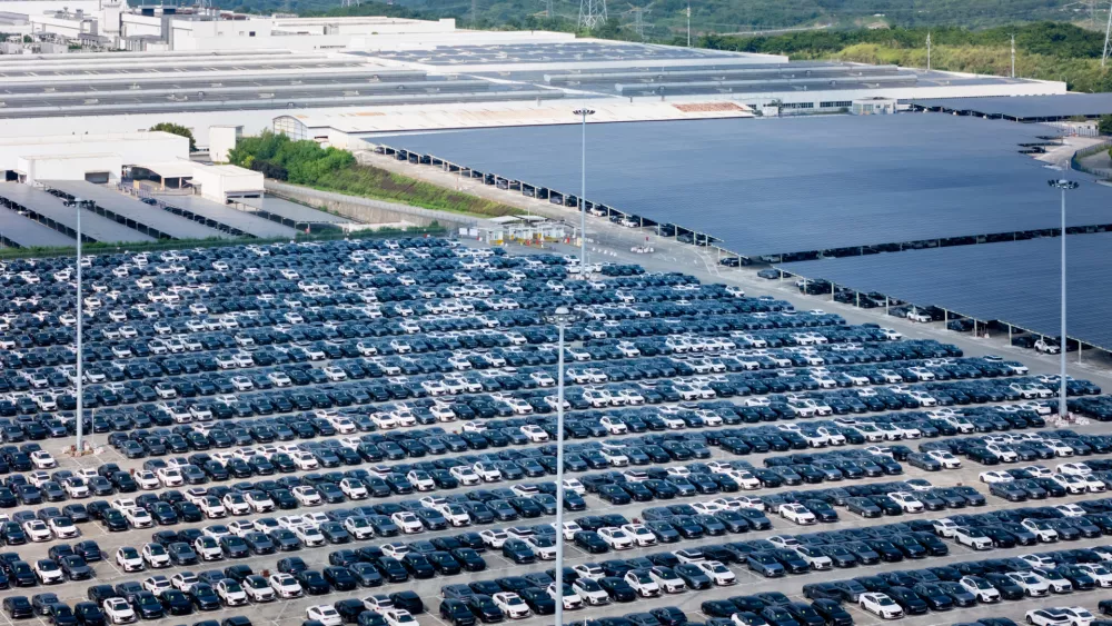 CHONGQING, CHINA - JULY 06: Rows of new energy electric vehicles for sale are seen parked at a vehicle distribution center of Chang'an Auto on July 6, 2025 in Chongqing, China. (Photo by Li Hongbo/VCG)No Use China. / Foto: Li Hongbo/vcg
