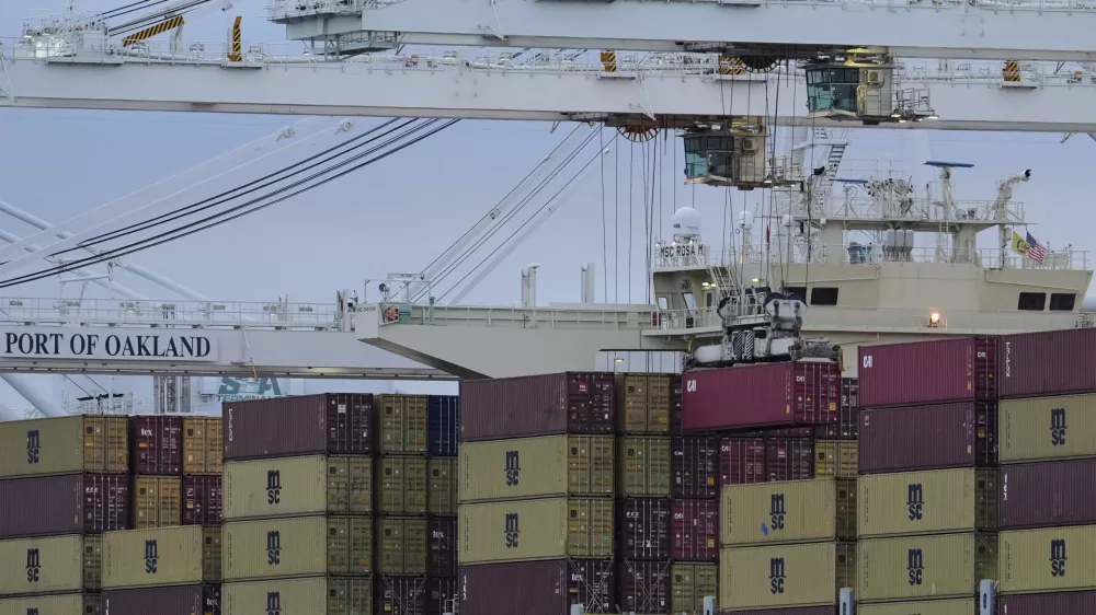 Shipping containers line the MSC Rosa M cargo vessel docked at the Port of Oakland in Oakland, Calif., Wednesday, July 23, 2025, as seen from Alameda. (AP Photo/Godofredo A. V&aacute;squez) / Foto: Godofredo A. V&aacute;squez