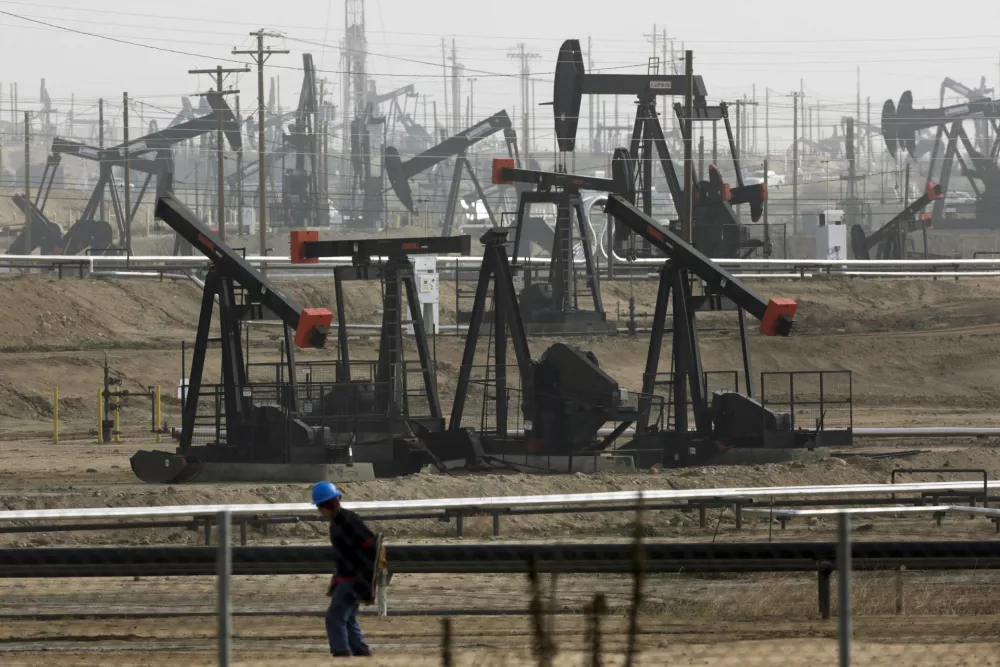 FILE - This Jan. 16, 2015, file photo shows pumpjacks operating at the Kern River Oil Field, in Bakersfield, Calif. Some Democratic presidential hopefuls are calling for fracking bans. It may play well with some of the party&acirc;&euro;&trade;s base, but it could be risky. (AP Photo/Jae C. Hong, File) / Foto: Jae C. Hong