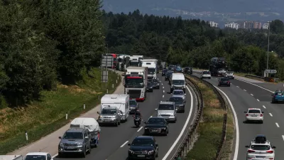 - Kolona vozil, DARS, Avto cesta, - 19.06.2025. - Zastoj na zahodni ljubljanski obvoznici med Kosezami in razcepom Kozarje zaradi začetka počitnic in praznikov v sosednjih državah.//FOTO: Bojan Velikonja