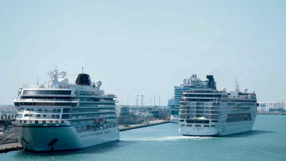 FILE PHOTO: MSC Armonia cruise ship leaves Barcelona's Port, Spain April 4, 2024. REUTERS/Albert Gea/File Photo