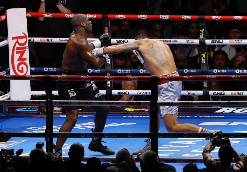 Boxing - Oleksandr Usyk v Daniel Dubois - Undisputed World Heavyweight Title - BoxPark Wembley, London, Britain - July 19, 2025 Oleksandr Usyk knocks down Daniel Dubois and wins the fight Action Images via Reuters/Andrew Boyers