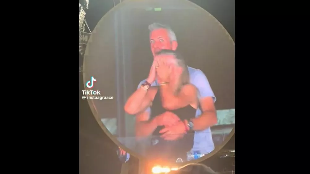 Andy Byron in Kristin Cabot na velikem zaslonu. Vir: X