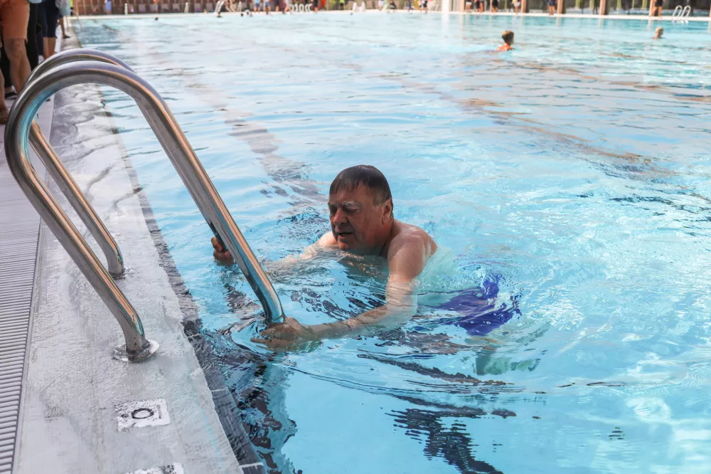 - Zoran Jankovič, Župan MOL, plava v bazenu,- 20.07.2025. - Svečana otvoritev prenovljenega bazena Vevče.//FOTO: Bojan Velikonja