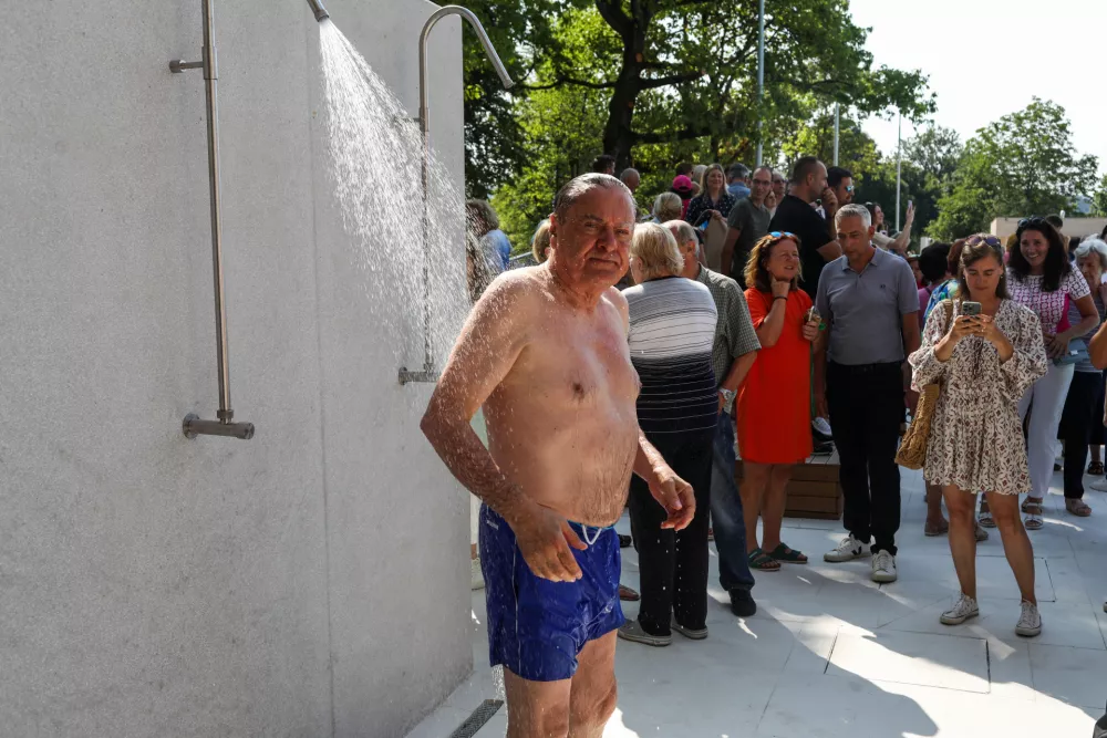 - Zoran Janković, župan MOL, zgoraj brez pod tu&scaron;em,- 20.07.2025. - Svečana otvoritev prenovljenega bazena Vevče.//FOTO: Bojan Velikonja