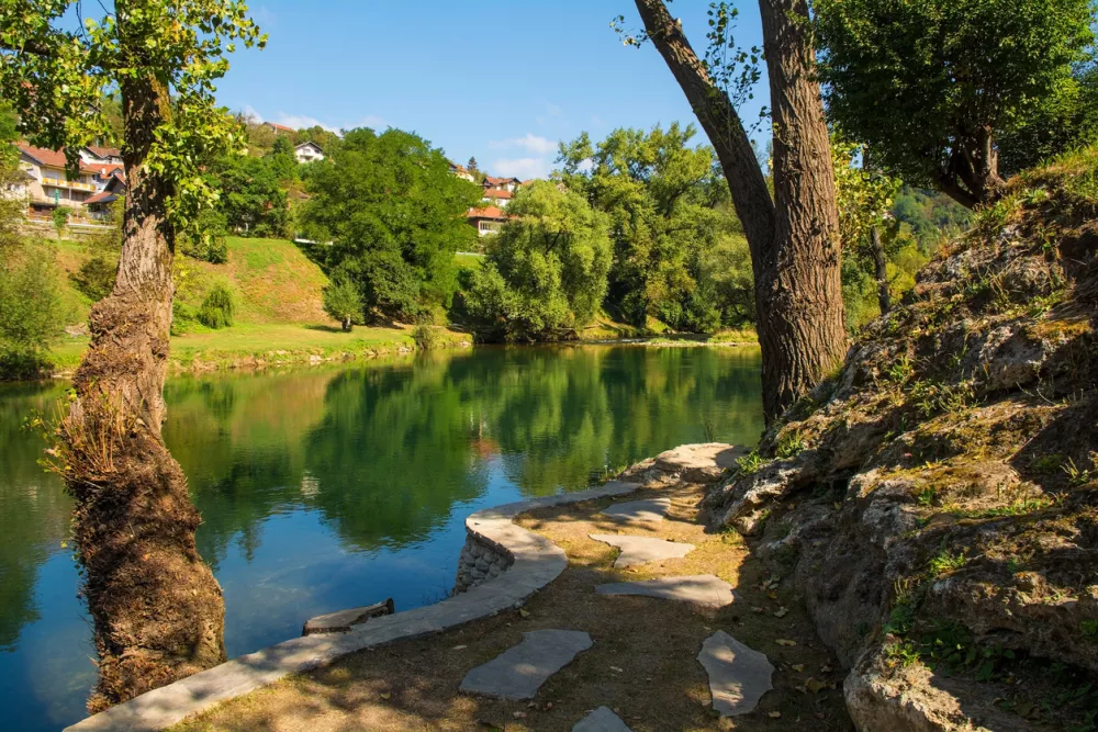 Reka Vrbas s pogledom na vroče vrelce Vrućica. F iStock