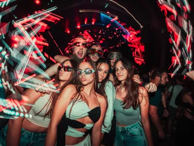 Freshwave 2025 prina&scaron;a pet festivalskih odrov in več kot 70 izvajalcev, ki bodo tri dni ustvarjali festivalsko zgodbo z ritmom, svetlobo in energijo. F Vukobrat Djuro