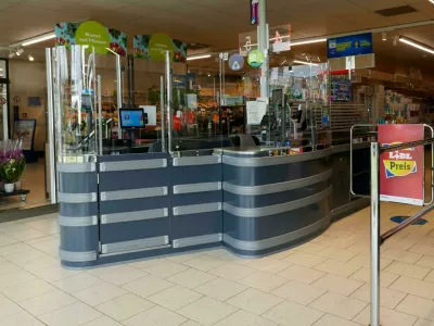 2R4E16R Uelsen, Germany May 16 2023 An unused checkout desk at the Lidl. The cashieres are protected against viruses by large plastic walls since covidFoto: Reuters/Alamy