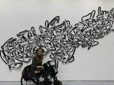 Nike Vencelj na razstavi moderne umetnosti v Bologni z Dru&scaron;tvom &scaron;tudentov invalidov Slovenije / Foto: osebni arhiv