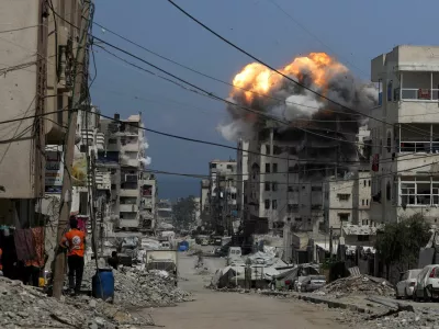 Smoke and flames rise from a residential building hit by an Israeli strike, in Gaza City July 21, 2025. REUTERS/Khamis Al-Rifi   TPX IMAGES OF THE DAY