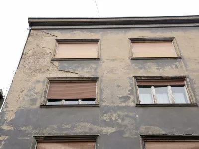 27.03.2025., Zagreb - Jak vjetar koji puse u Zagrebu srusio je komad zbuke u Masarykovoj ulici zbog cega su intervenirali vatrogasci. Photo: Luka Stanzl/PIXSELL