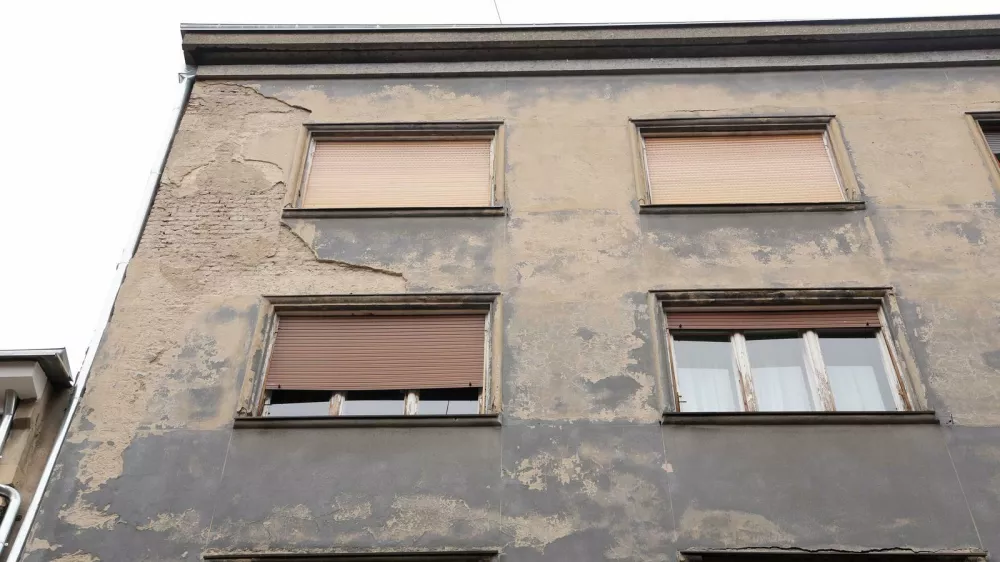 27.03.2025., Zagreb - Jak vjetar koji puse u Zagrebu srusio je komad zbuke u Masarykovoj ulici zbog cega su intervenirali vatrogasci. Photo: Luka Stanzl/PIXSELL