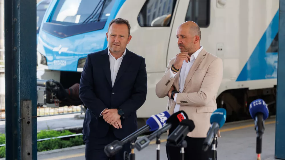 Ljubljana, Zelezniska postaja Ljubljana.Izjava za medije generalnega direktorja Slovenskih zeleznic Dusana Mesa in glavnega izvrsnega direktorja Nomaga Mihe Tavcarja o prevzemu druzbe Nomago.