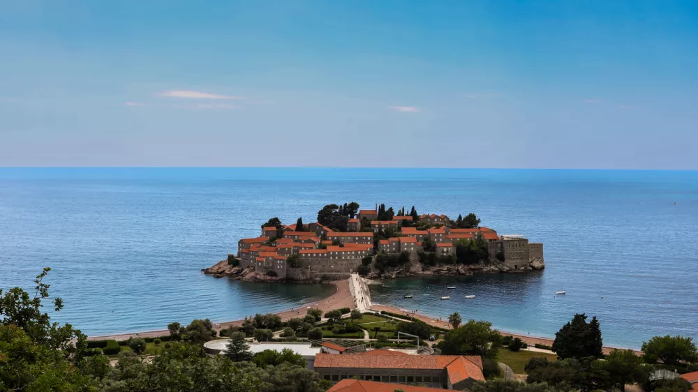 - Na poti od Herceg Novog do Svetog &Scaron;tefana.- Sveti Stefan, Črna Gora- 28.05.2025. - Reportaža o Jadranski magistrali ob 60. obletnici izgradnje in 70. obletnici začetka gradnje.- Jadranska magistrala, cesta, hrva&scaron;ka obala.OPOMBA: ZA OBJAVO V OBJEKTIVU!//FOTO: Bojan Velikonja
