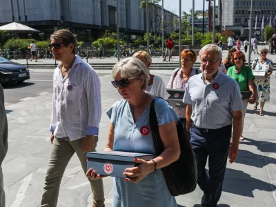 - Du&scaron;an Keber., - Igor Pribac, - 17.07.2023 - avtorji zakona o pomoči pri prostovoljnem končanju življenja so oddali zbrane podpise volivcev in volivk v zakonodajni postopek; - predlog zakona o dolgotrajni oskrbi,- Evtanazija //FOTO: Bojan Velikonja