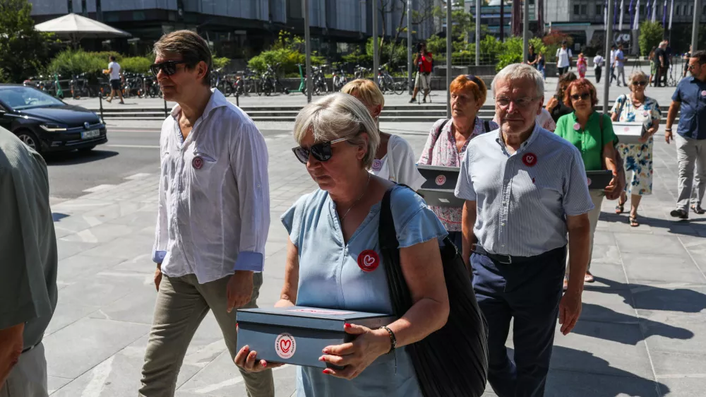 - Du&scaron;an Keber., - Igor Pribac, - 17.07.2023 - avtorji zakona o pomoči pri prostovoljnem končanju življenja so oddali zbrane podpise volivcev in volivk v zakonodajni postopek; - predlog zakona o dolgotrajni oskrbi,- Evtanazija //FOTO: Bojan Velikonja