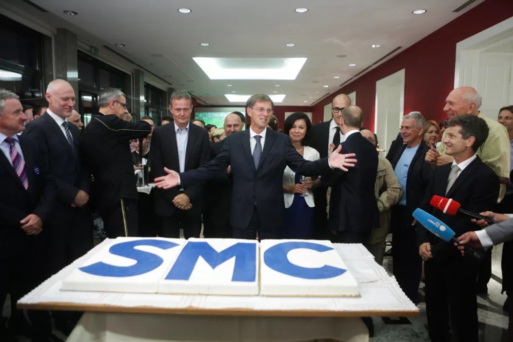 dr. Miro Cerar, predsenik stranke- volilni &scaron;tab SMC - Stranka Mira Cerarja   - 13.07.2014 - Parlamentarne volitve 2014 - osme volitve poslancev v Državni zbor Republike Slovenije - druge predčasne državnozborske volitve v zgodovini samostojne Slovenije - zmagovalka parlamentarnih volitev Stranka Mira Cerarja (SMC) je po pre&scaron;tetih 99,97 odstotka glasov (DVK) osvojila 34,6 odstotka glasov      //FOTO: Bojan Velikonja