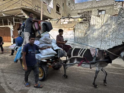 21 July 2025, Palestinian Territories, Dair El-Balah: Palestinian residents flee from Deir El-Balah toward areas they believe to be safer, carrying their belongings, after the Israeli army issued evacuation orders for the area. Photo: Ahmed Ibrahim/APA Images via ZUMA Press Wire/dpa