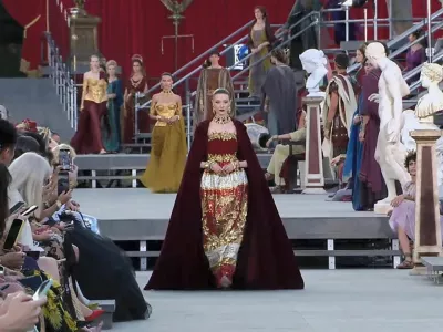 Dolce in Gabbana sta svojo najnovej&scaron;o predstavitev kolekcije Alta Moda predstavila kar v rimskem forumu. F press Dolce&Gabbana 