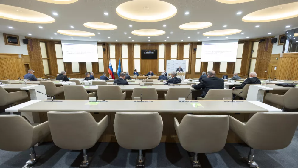 Ljubljana, drzavni zbor.Seja drzavnega sveta, na kateri so med drugim obravnavali letni porocili Evropskega racunskega sodisca za leto 2021, predlog mnenja k predlogu zakona o varstvu osebnih podatkov, predlog sklepa k zakljuckom posveta o zgodnjem odkrivanju raka prostate s presejalnim programom, predloge sklepov o podelitvi priznanj DS ter porocila o delu DS za leto 2022 ter v sestem mandatu DS.