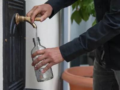 - simbolična fotografija - polnjenje steklenice Mestnega muzeja, ki se imenuje Muzejska voda &ndash; voda za prihodnost, z muzejsko vodo v Mestnem muzeju v Ljubljani.- 23.06.2015 - Razstava z naslovom VODA/WATER v Mestnem muzeju - prikazan pomen vode za preživetje, njena vloga v naravnem vodnem krogu in v ekologiji//FOTO: Maja Marko