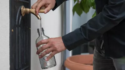 - simbolična fotografija - polnjenje steklenice Mestnega muzeja, ki se imenuje Muzejska voda &ndash; voda za prihodnost, z muzejsko vodo v Mestnem muzeju v Ljubljani.- 23.06.2015 - Razstava z naslovom VODA/WATER v Mestnem muzeju - prikazan pomen vode za preživetje, njena vloga v naravnem vodnem krogu in v ekologiji//FOTO: Maja Marko