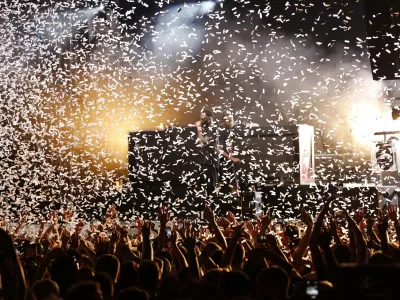 Zabava simbolična fotografija.