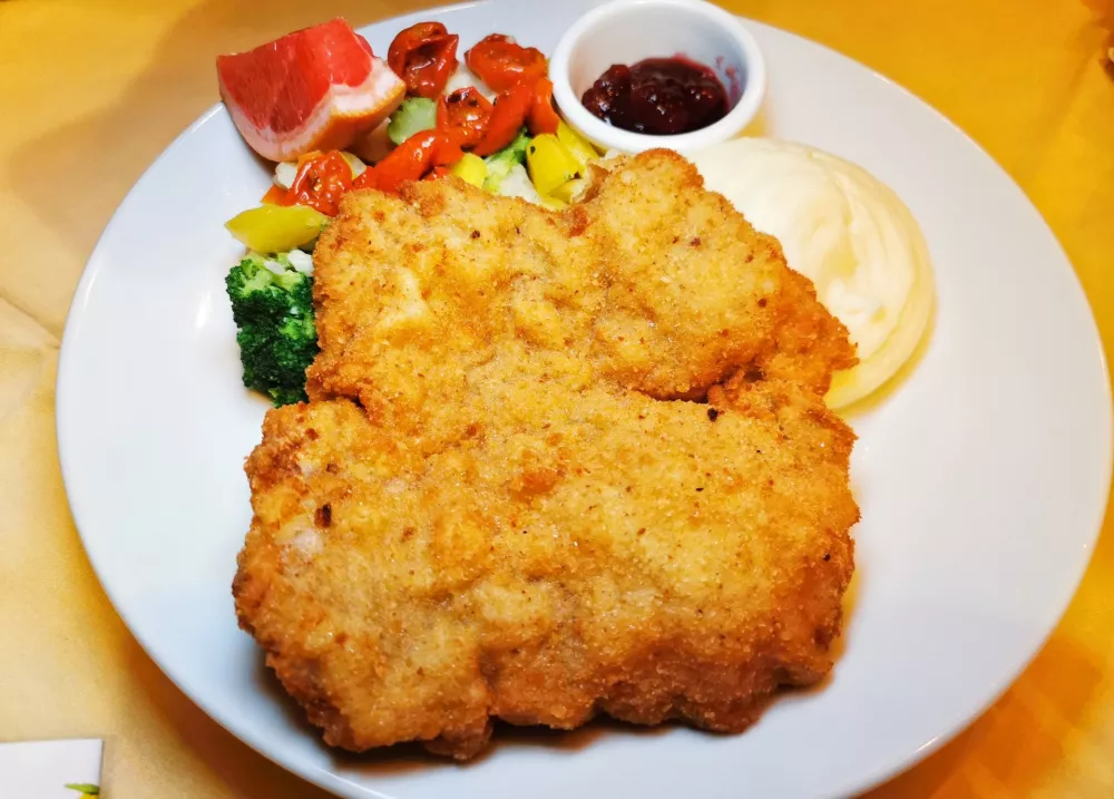 Dunajski zrezek, Gostilna &Scaron;estica