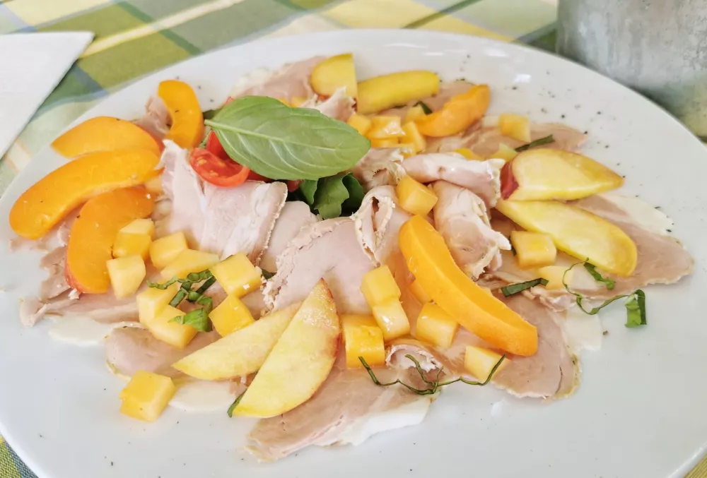 Hladna solata s svinjino, Gostilna Kor&scaron;ič