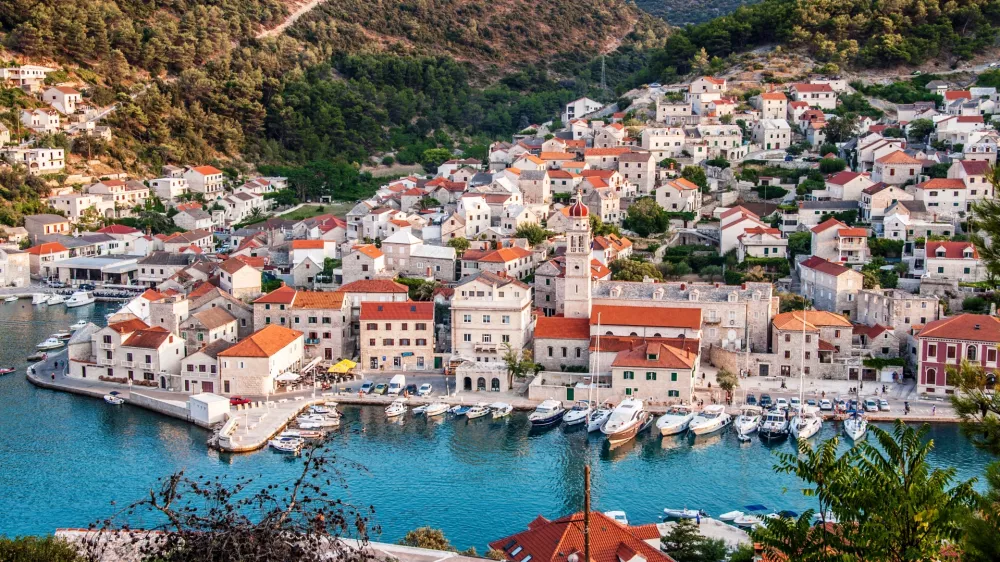 Nova 135 km dolga krožna pohodni&scaron;ka in turistična pot Brača bo povezovala 12 najprivlačnej&scaron;ih zgodovinskih znamenitosti in večino slikovitih krajev tega največjega srednjedalmatinskega otoka. Via Brattia je izziv za rekreativce in pohodnike, ki bodo na njej zbirali žige, pa tudi za prave pustolovce v iskanju nove izku&scaron;nje. Zraven cerkva sv. Spiridon nedaleč od Sutivana in St. Martin nad Bobovi&scaron;čem, privlačna pu&scaron;čava Blaca, dominikanski samostan v Bolu in franči&scaron;kanski samostan v Sumartinu, bazilika sv. Ivan, zaliv Lovrečina z ostanki bazilike sv. Lovra in Mirja nad Postirjem, na najdalj&scaron;i turistični poti Brača so Zmajeva jama nad Murvico, kjer so živeli glagolja&scaron;ki duhovniki, Podsmrcevik - ena od petih zaselkovskih vasi, kamnose&scaron;ka &scaron;ola v Puči&scaron;čih in Muzej otoka Brača v Skripu. Če si želite ogledati vseh teh 12 izjemnih krajev na Via Brattia, morate skozi večino mest Brač - od tistih najbolj znanih turističnih sredi&scaron;č, kot so Supetar, Milna in Bol, do krajev, kot so Mirca ali Loži&scaron;će, pa tudi do najlep&scaron;ih zalivov - Smrka, Faro, Rasotica in Lovrečina.