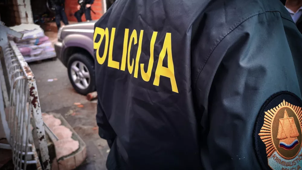 Sentjernej.Sentjernejski policisti so med hisno preiskavo v naselju Dobruska vas 32-letniku zasegli dve zracni puski in 78 nabojev. Po navedbah policistov gre za orozje, s katerim je 32-letnik v naselju konec maja grozil, izstrelil vec nabojev in poskodoval avtomobil.Foto: PU Novo mesto