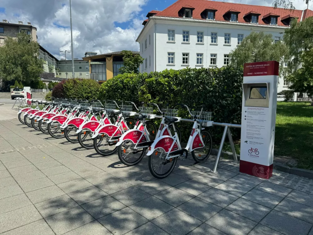 Kolesarji so po promenadi vozili prehitro, zato nova prometna ureditev