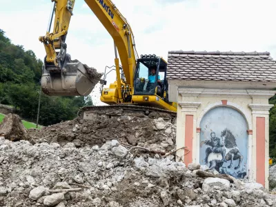 - v plazu zasuta kapelica.- Črna pri Kamniku - odpravljanje posledic poplav &ndash; sanacija &scaron;kode -- PREGLED LETA 2023  - 08.08.2023 &ndash; najhuj&scaron;a naravna ujma v zgodovini Slovenije - prizadeti dve tretjini države - ujma - poplave &ndash; zemeljski plazovi &ndash; //FOTO: Bojan Velikonja