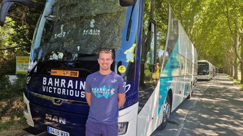 Aljaž Omrzel je zadolžen za varen prevoz kolesarjev ekipe Bahrain-Victorious do starta in nato od cilja do hotela. 