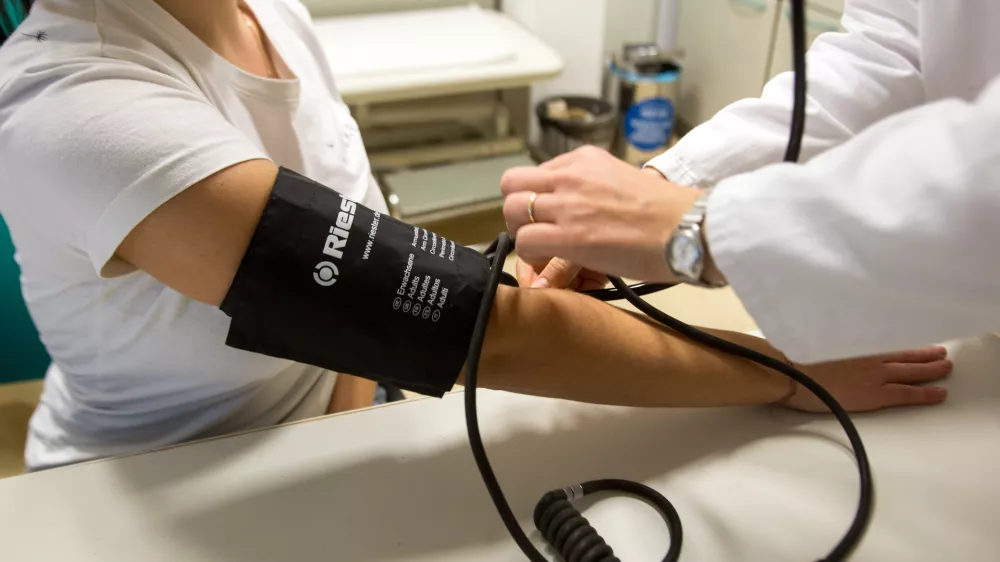 - 21.11.2017, Ljubljana - zdravstvo, ambulanta, zdravnik, merjenje krvnega tlaka, pritiska, ordinacija, kartoteke, predalnikFoto: Matjaž Ru&scaron;t