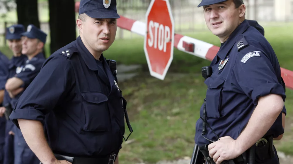 Police stand at the entrance of Serbia's special court while the verdict is read out in the trial of the murder of Serbian Prime Minister Zoran Djindjic in Belgrade May 23, 2007. Two former members of a Serbian paramilitary police unit and 10 co-conspirators were found guilty on Wednesday of the assassination of reformist Djindjic four years ago. REUTERS/Ivan Milutinovic (SERBIA)