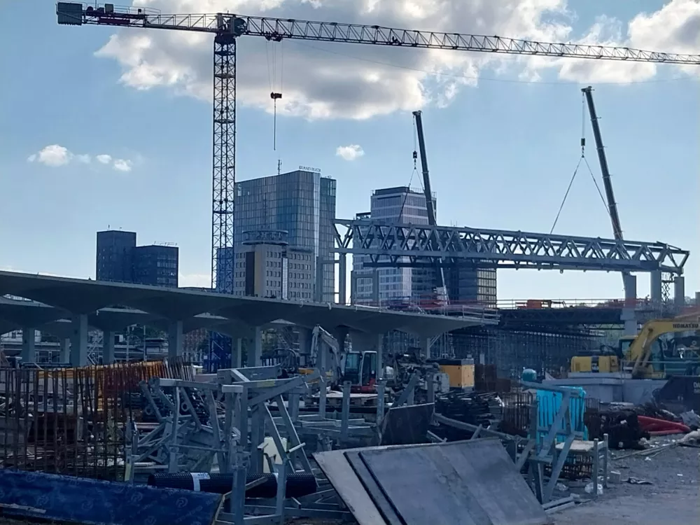 prvi del stre&scaron;ne konstrukcije na novi železni&scaron;ki postaji Ljubljana