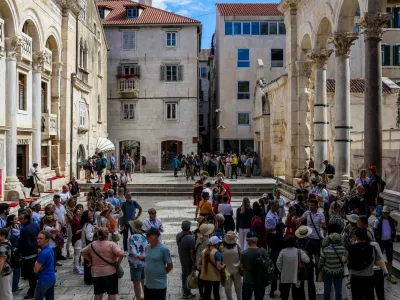 - Trg pred Dioklecijanovo palačo v Splitu.- Turizem, turisti, množični turizem,- Hrva&scaron;ka,- 27.05.2025. - Reportaža o Jadranski magistrali ob 60. obletnici izgradnje in 70. obletnici začetka gradnje.- Jadranska magistrala, cesta, hrva&scaron;ka obala.OPOMBA: ZA OBJAVO V OBJEKTIVU!//FOTO: Bojan Velikonja
