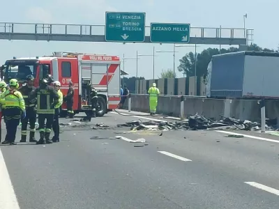 Ultralahko letalo je strmoglavilo na avtocesto v Brescii v Italiji. 