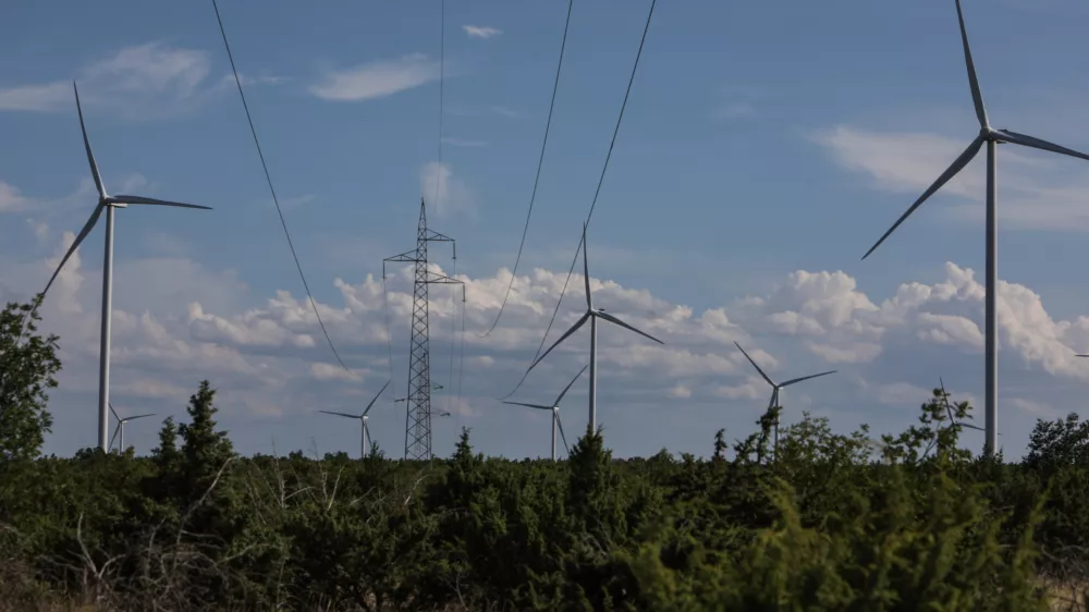 - Vetrna elektrarna, obnovljivi viri energije. - 24.07.2024. - Vetrna elektrarna Pađene v bližini Knina na Hrva&scaron;kem je največja vetrna elektrarna na Hrva&scaron;kem.//FOTO: Bojan VelikonjaOPOMBA: ZA OBJAVO V OBJEKTIVU!!!!