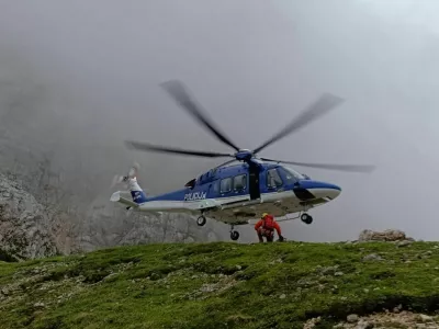 Gorski re&scaron;evalci so sredi noči v megli in snegu iz visokogorja re&scaron;evali če&scaron;ka pohodnika. 