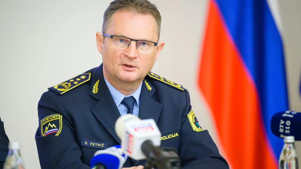 Ljubljana, Ministrstvo za notranje zadeveNovinarska konferenca, namenjena ozavescanju o varnosti v prometu ob zacetku kolesarske sezone.V. d. generalnega direktorja Policije Damjan Petric.