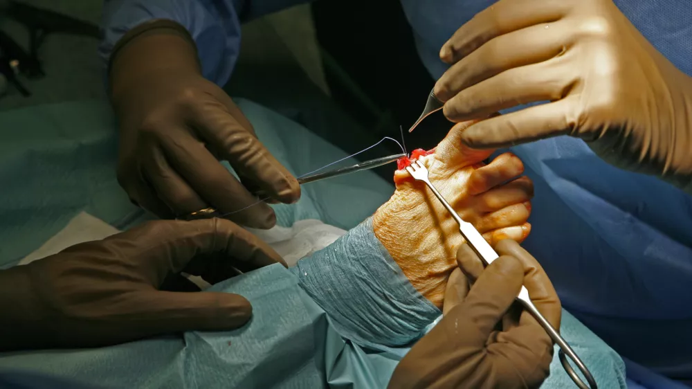 Kalne vode popoldanskih poslov: KPK zaznala korupcijska tveganja pri dodatnem delu zdravstvenih delavcev